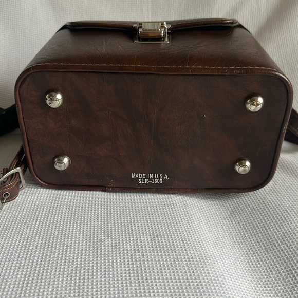 Vtg Camera Bag Hard Case Shoulder 
Brown Vinyl, Felt Lined, Adjustable Strap - Picture 3 of 10